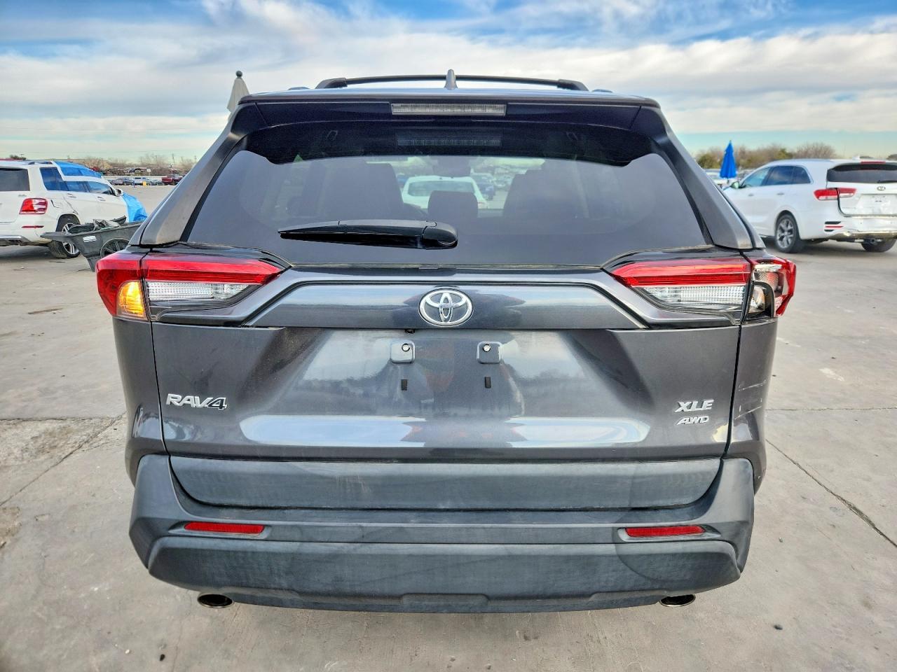 2022 TOYOTA RAV4 XLE photo 11