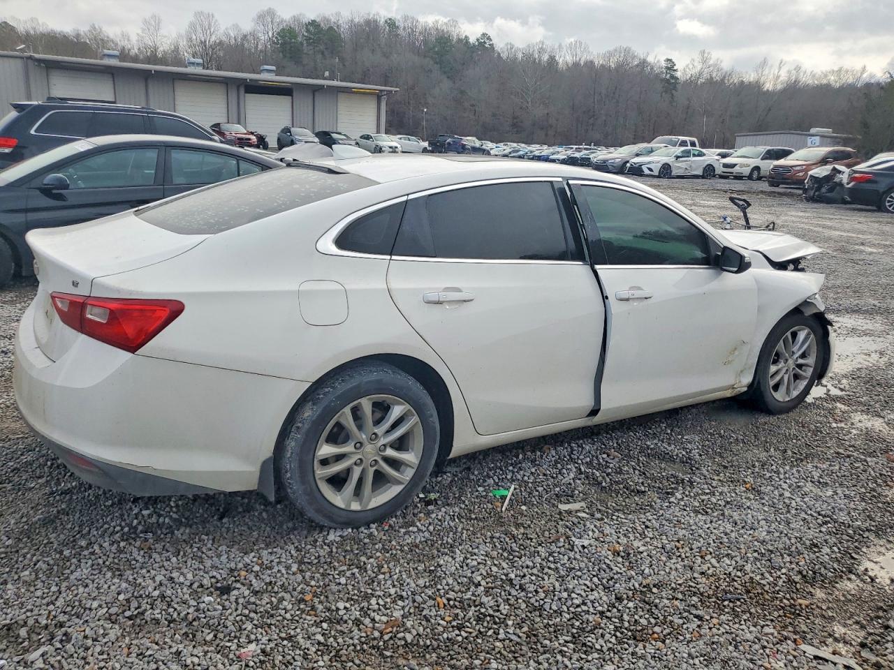 2017 CHEVROLET MALIBU LT photo 3