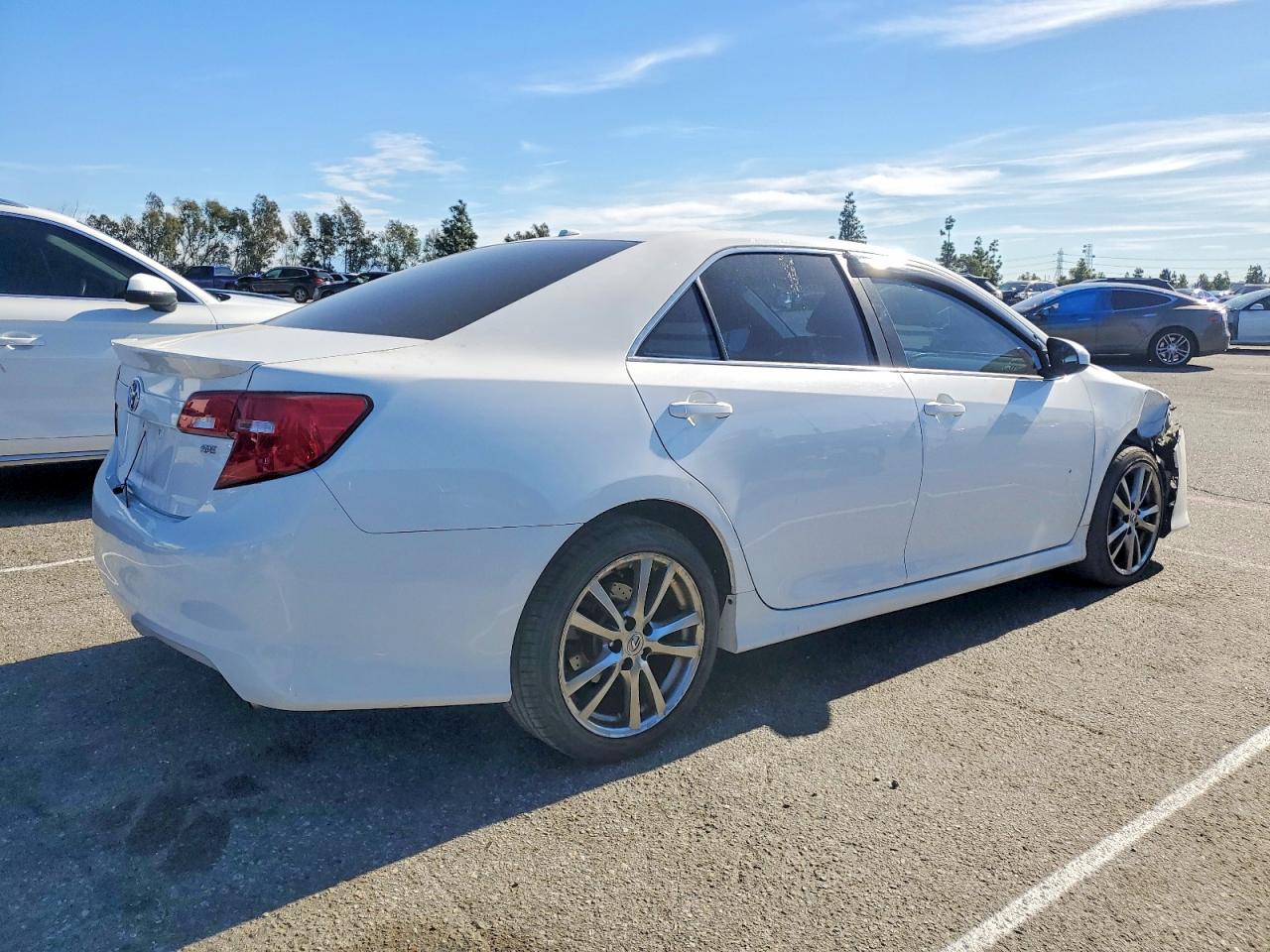 2014 TOYOTA CAMRY L photo 3