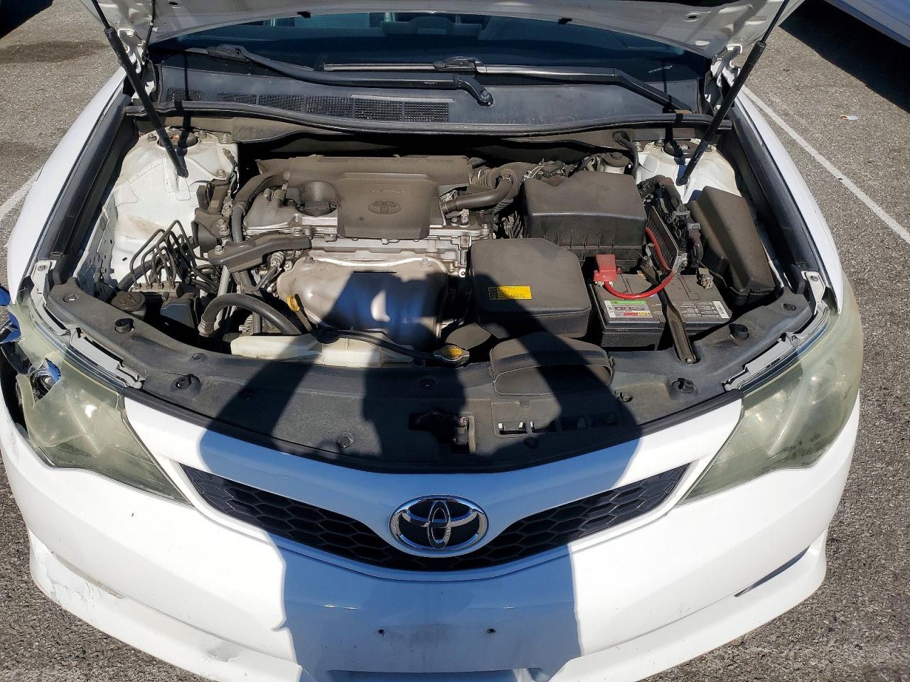 2014 TOYOTA CAMRY L photo 11
