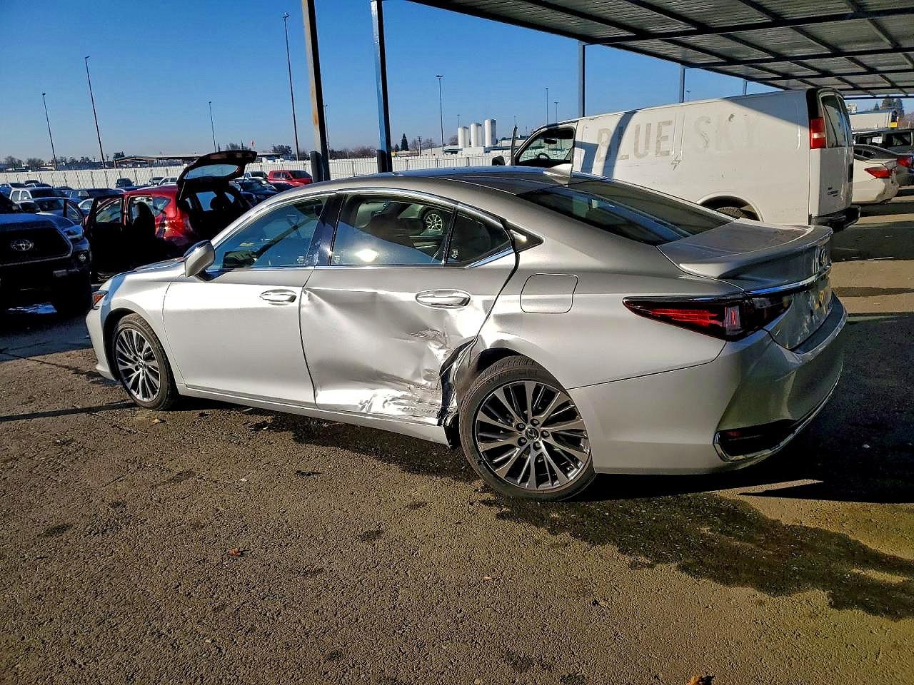 2019 LEXUS ES 300H photo 2