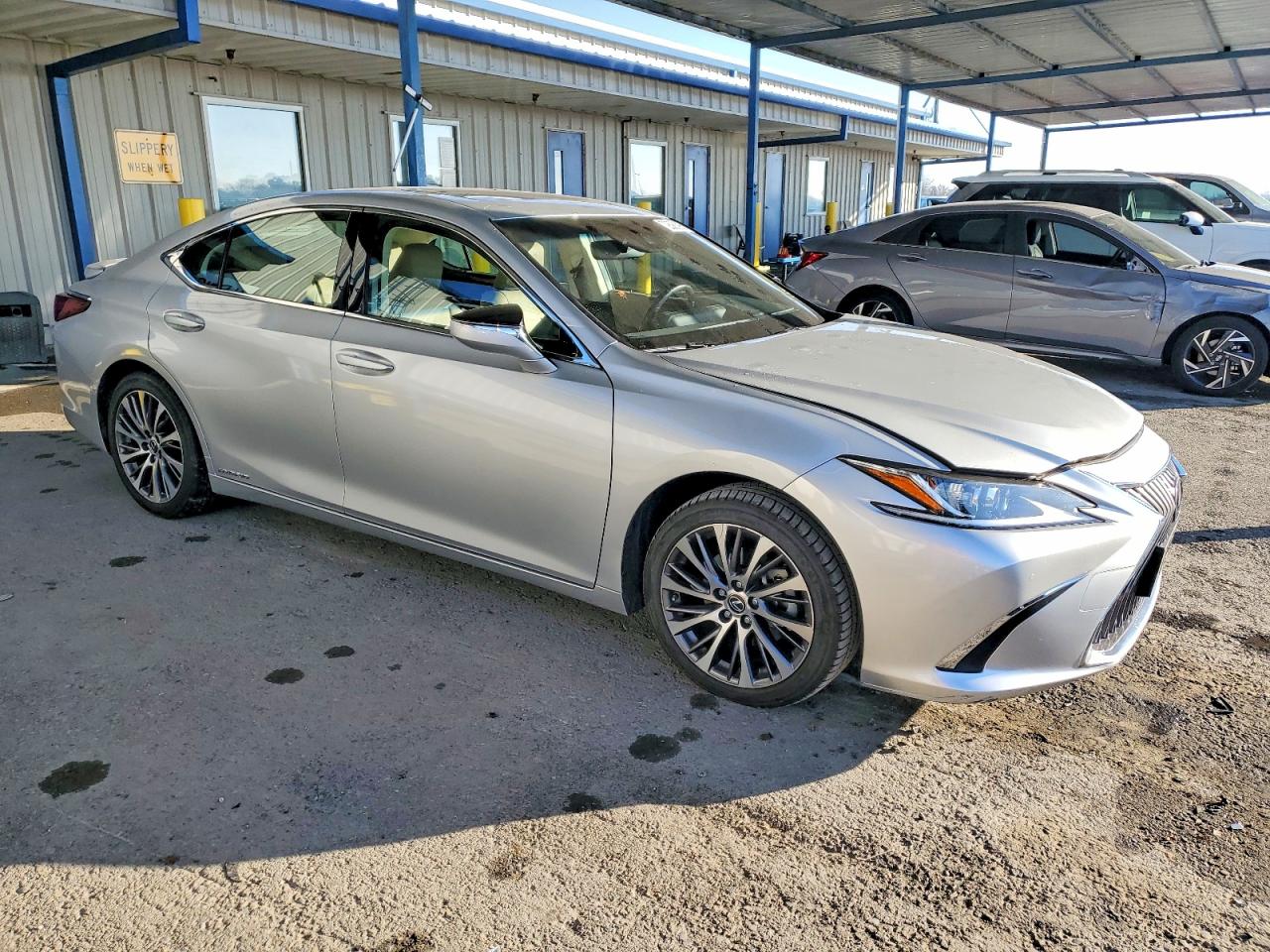 2019 LEXUS ES 300H photo 4