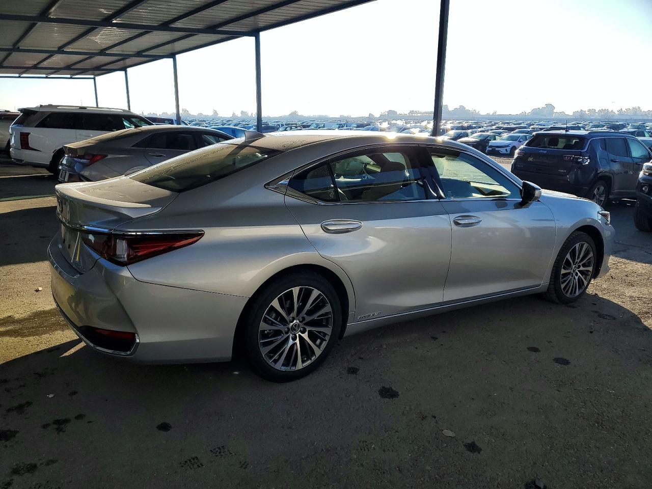 2019 LEXUS ES 300H photo 3