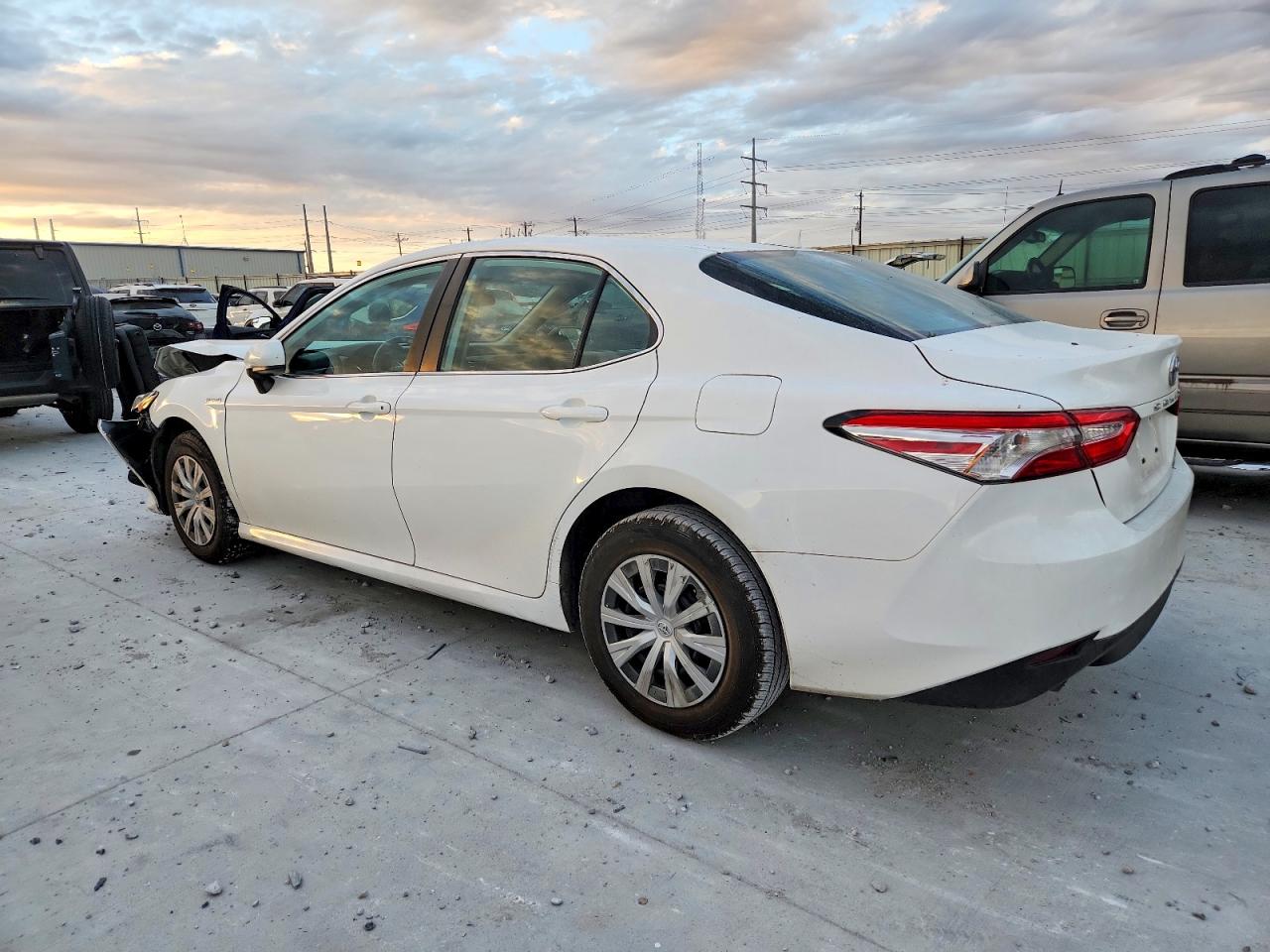 2020 TOYOTA CAMRY photo 2