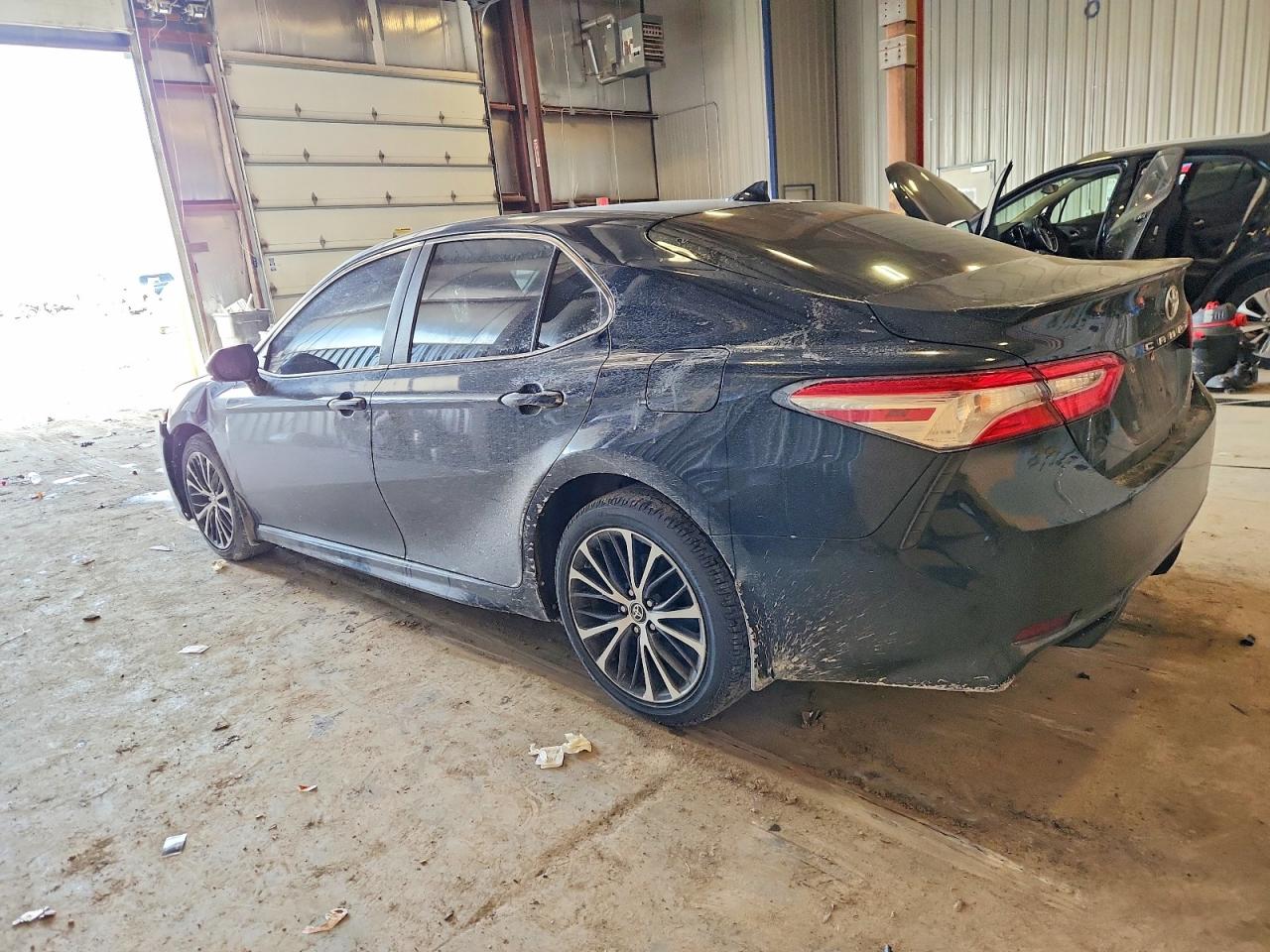 2020 TOYOTA CAMRY SE photo 3