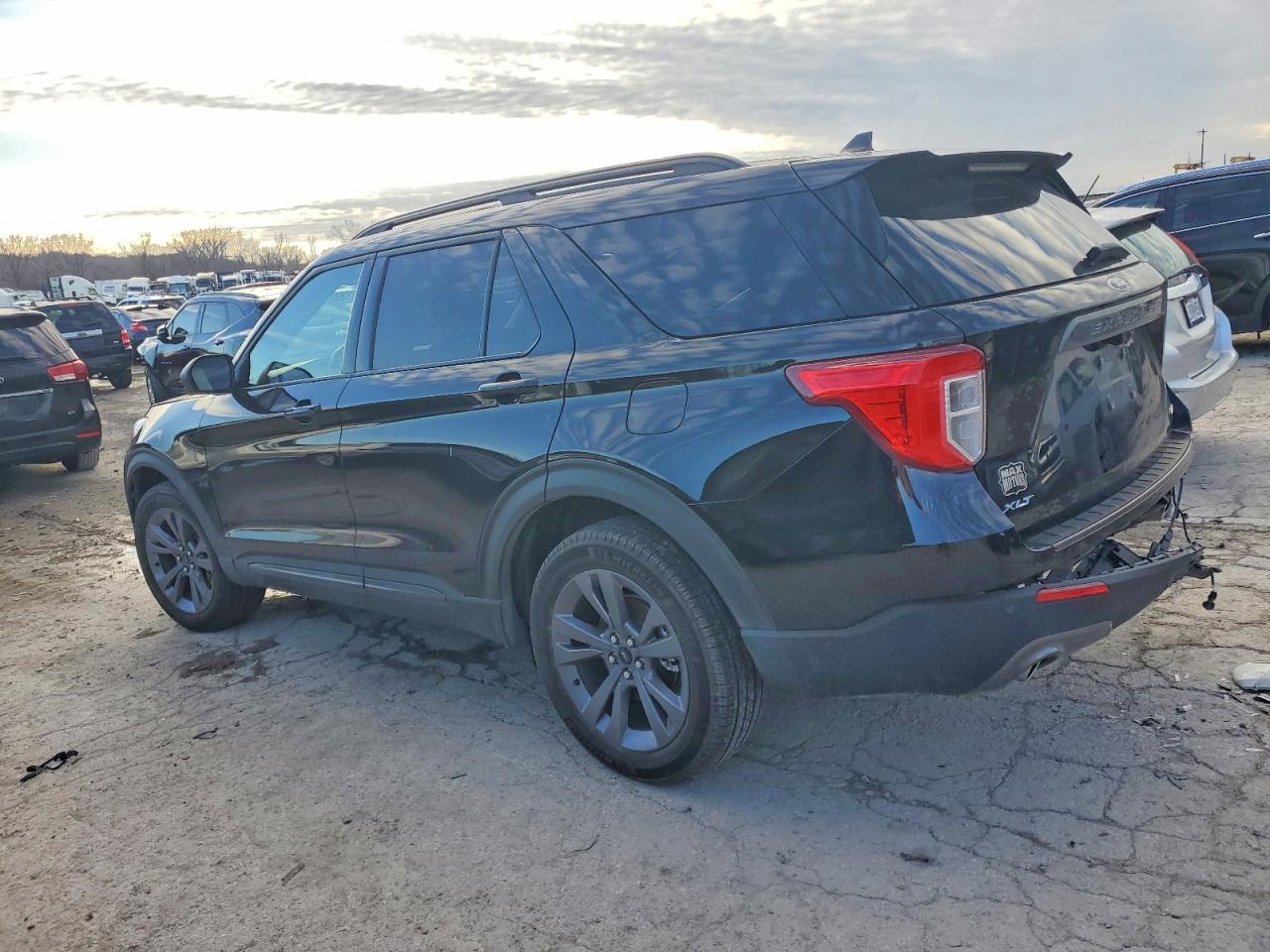 2021 FORD EXPLORER XLT photo 3