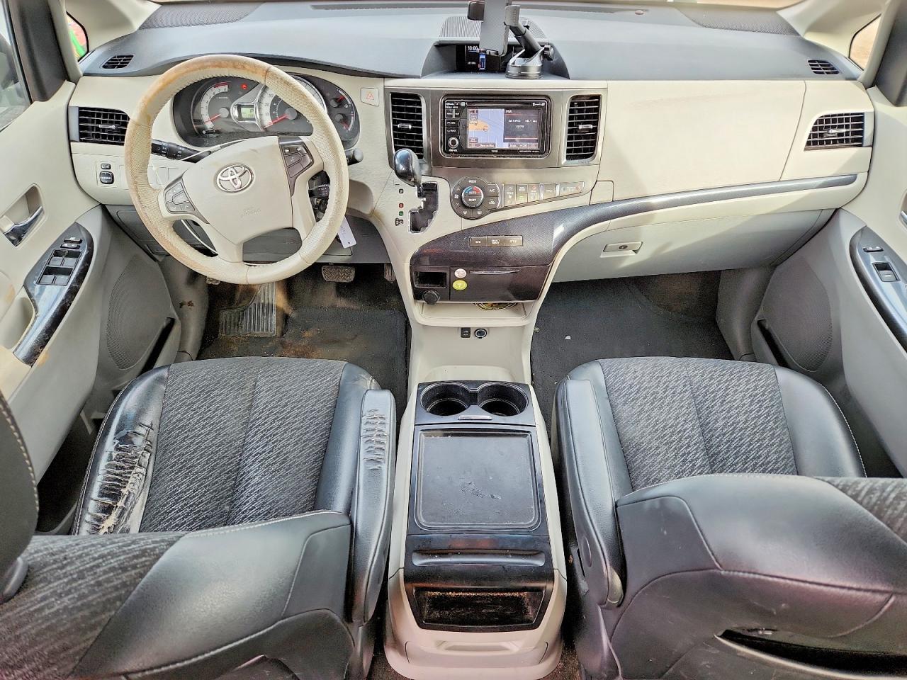 2014 TOYOTA SIENNA SE 8-PASSENGER photo 15