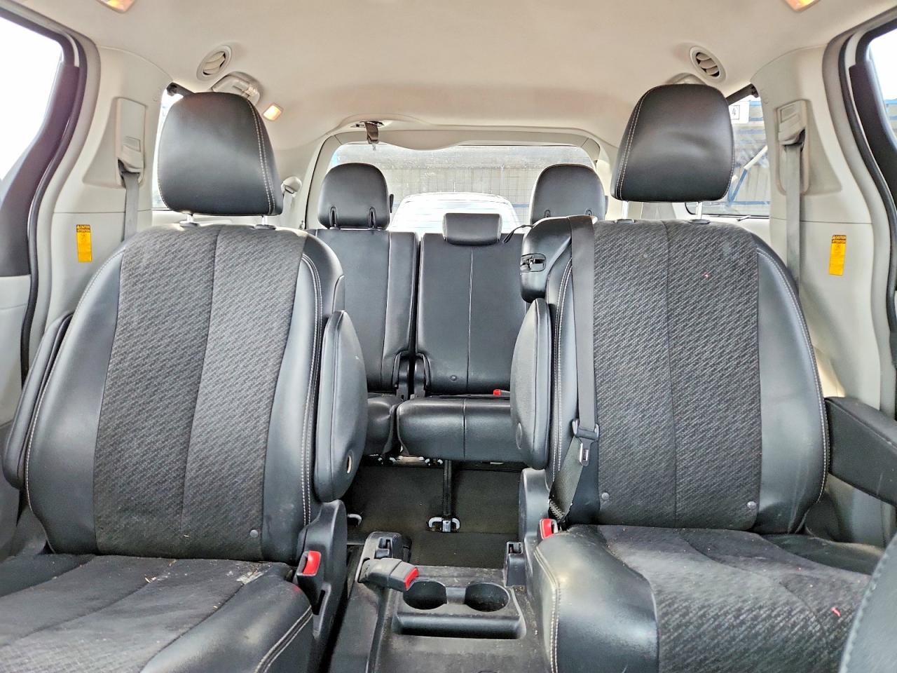 2014 TOYOTA SIENNA SE 8-PASSENGER photo 19