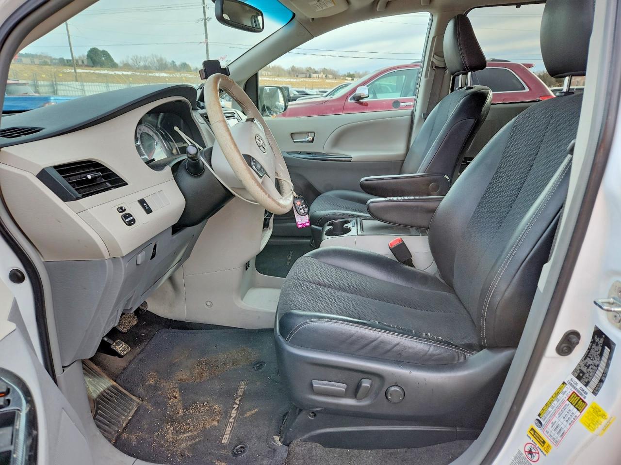 2014 TOYOTA SIENNA SE 8-PASSENGER photo 13