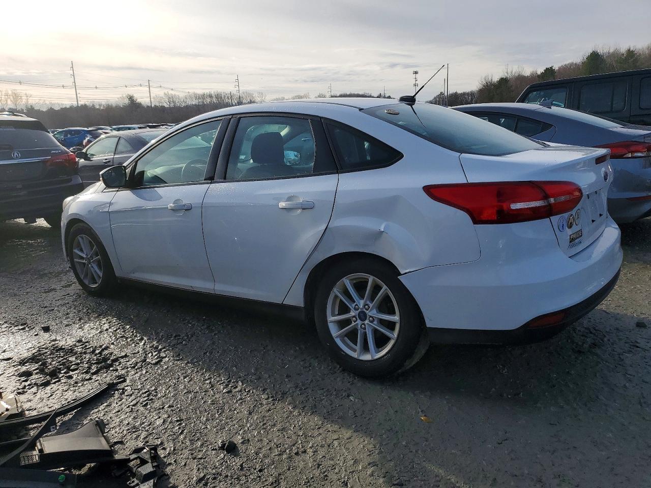 2017 FORD FOCUS SE photo 4