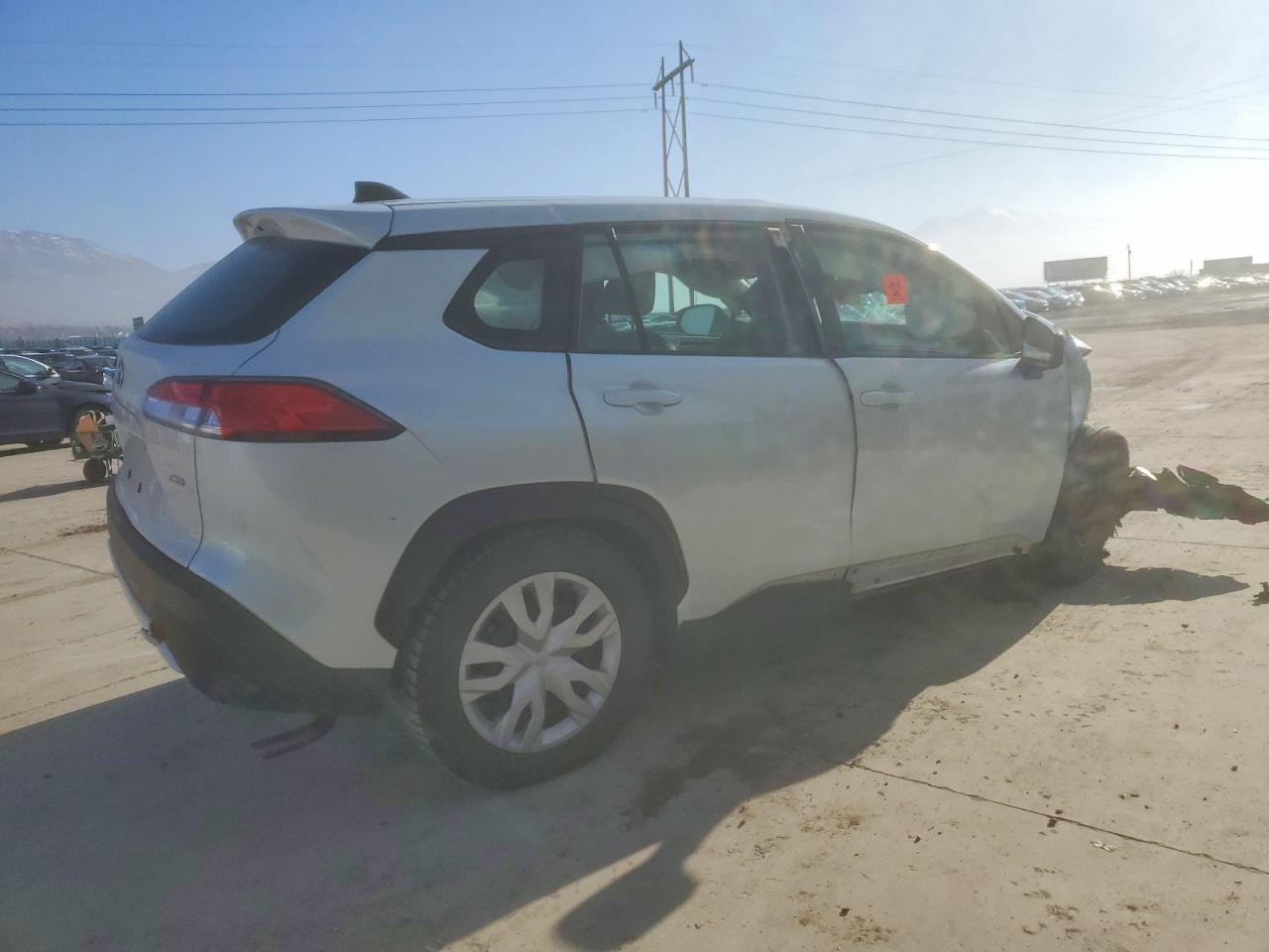 2023 TOYOTA COROLLA CROSS L photo 3