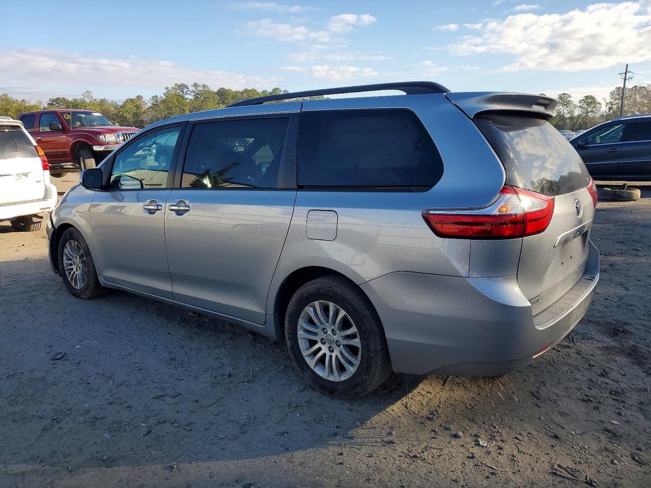 2016 TOYOTA SIENNA XLE 8-PASSENGER photo 2