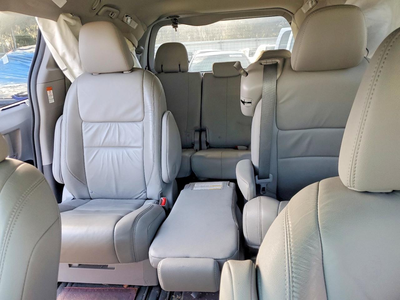 2016 TOYOTA SIENNA XLE 8-PASSENGER photo 10