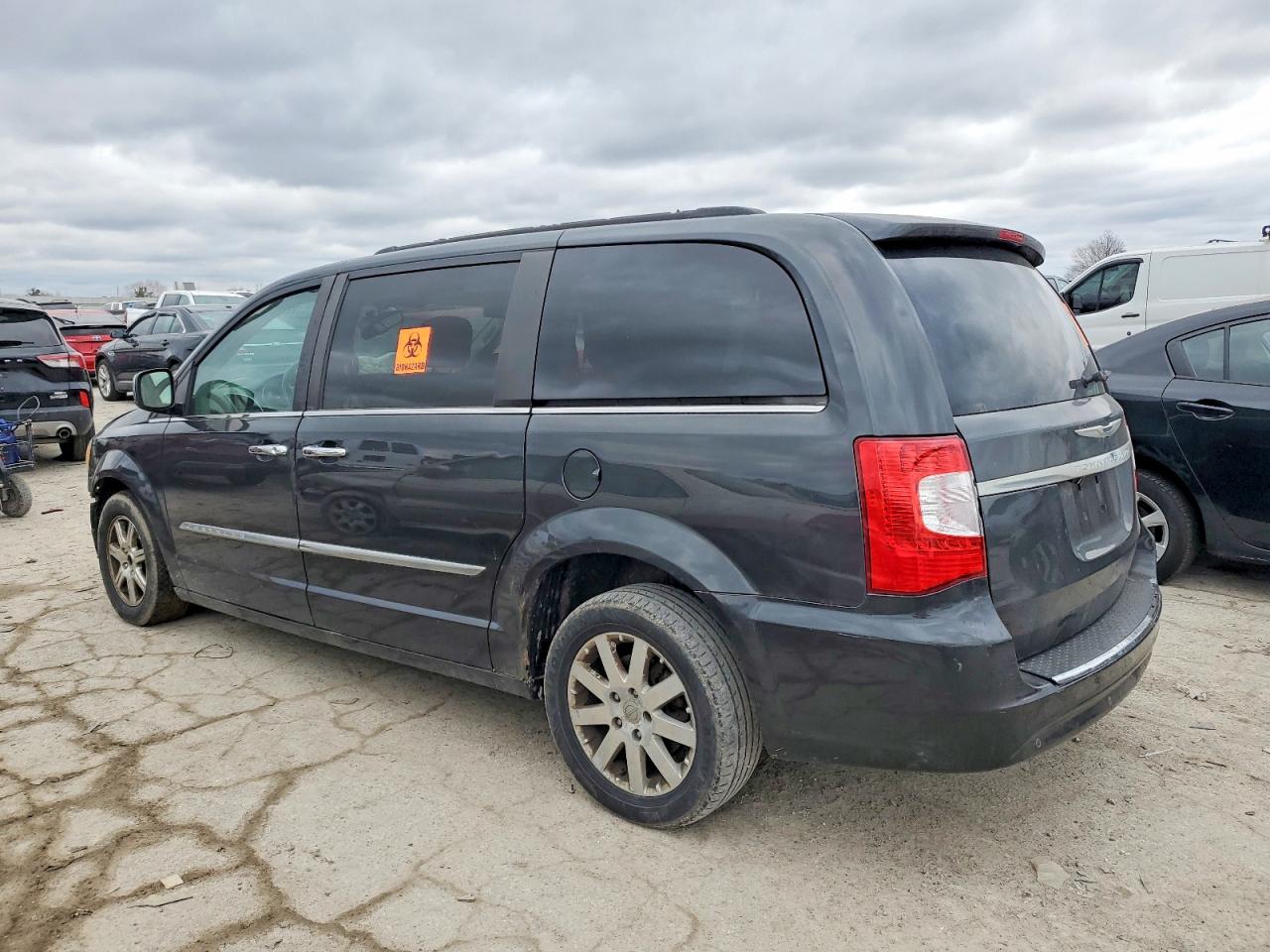 2011 CHRYSLER TOWN & COUNTRY TOURING L photo 4