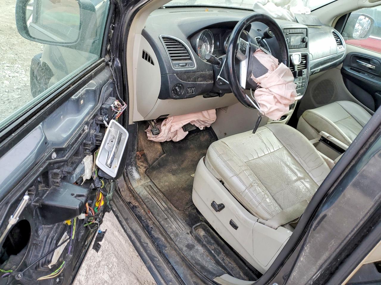 2011 CHRYSLER TOWN & COUNTRY TOURING L photo 22