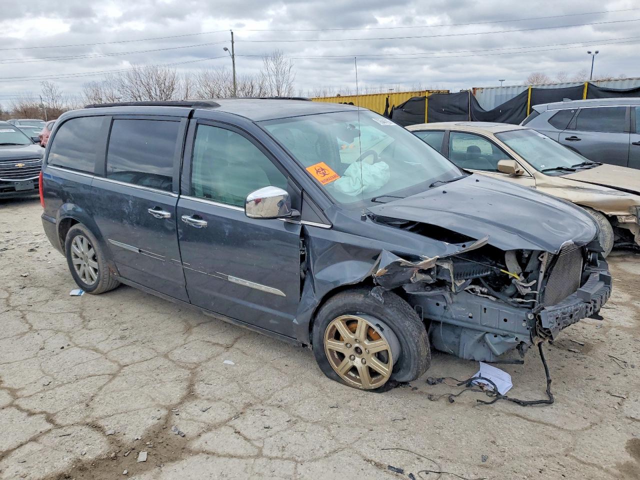 2011 CHRYSLER TOWN & COUNTRY TOURING L photo 10