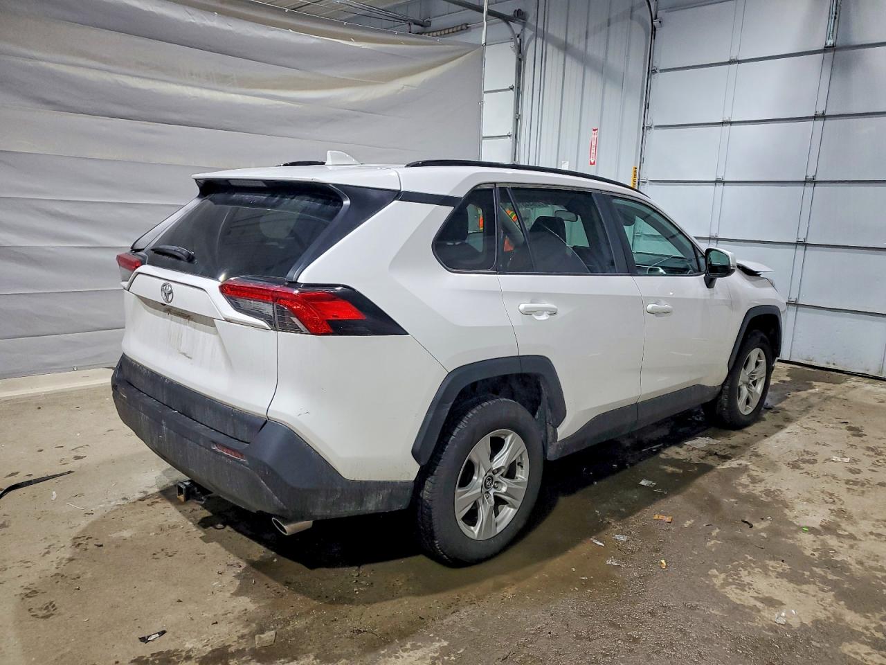 2021 TOYOTA RAV4 XLE photo 5