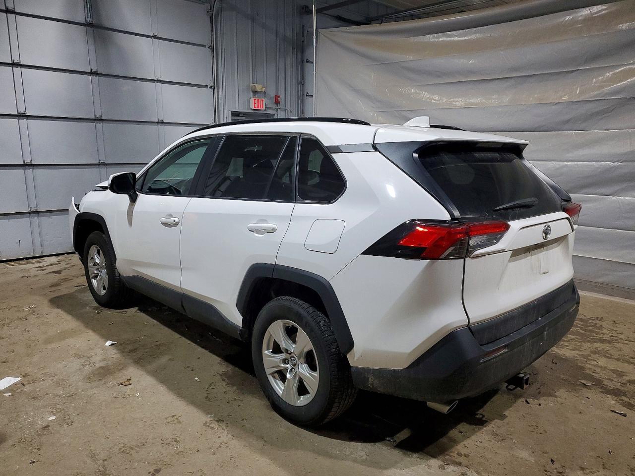 2021 TOYOTA RAV4 XLE photo 3