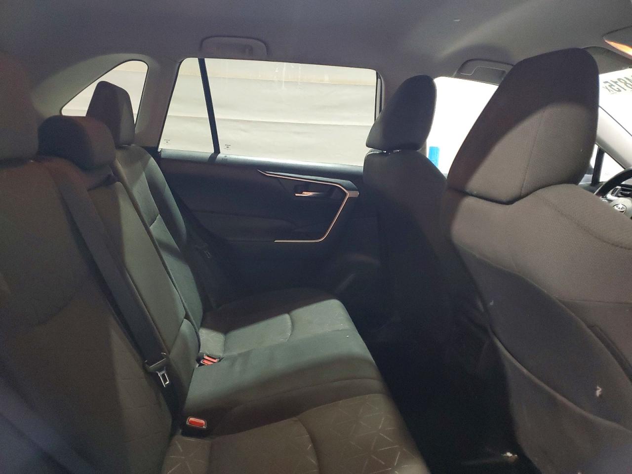 2021 TOYOTA RAV4 XLE photo 21