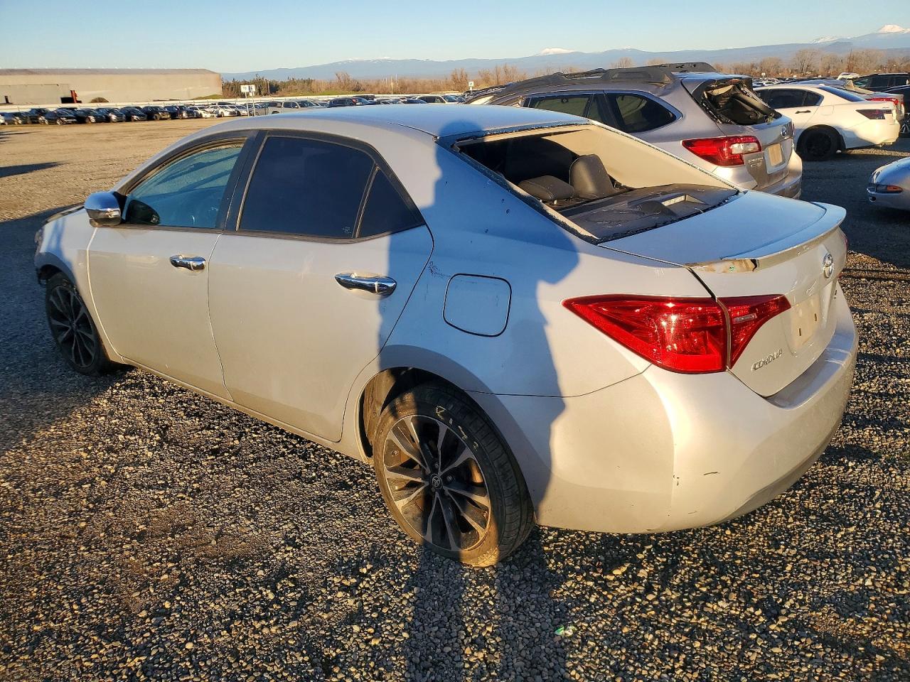 2017 TOYOTA COROLLA L photo 3