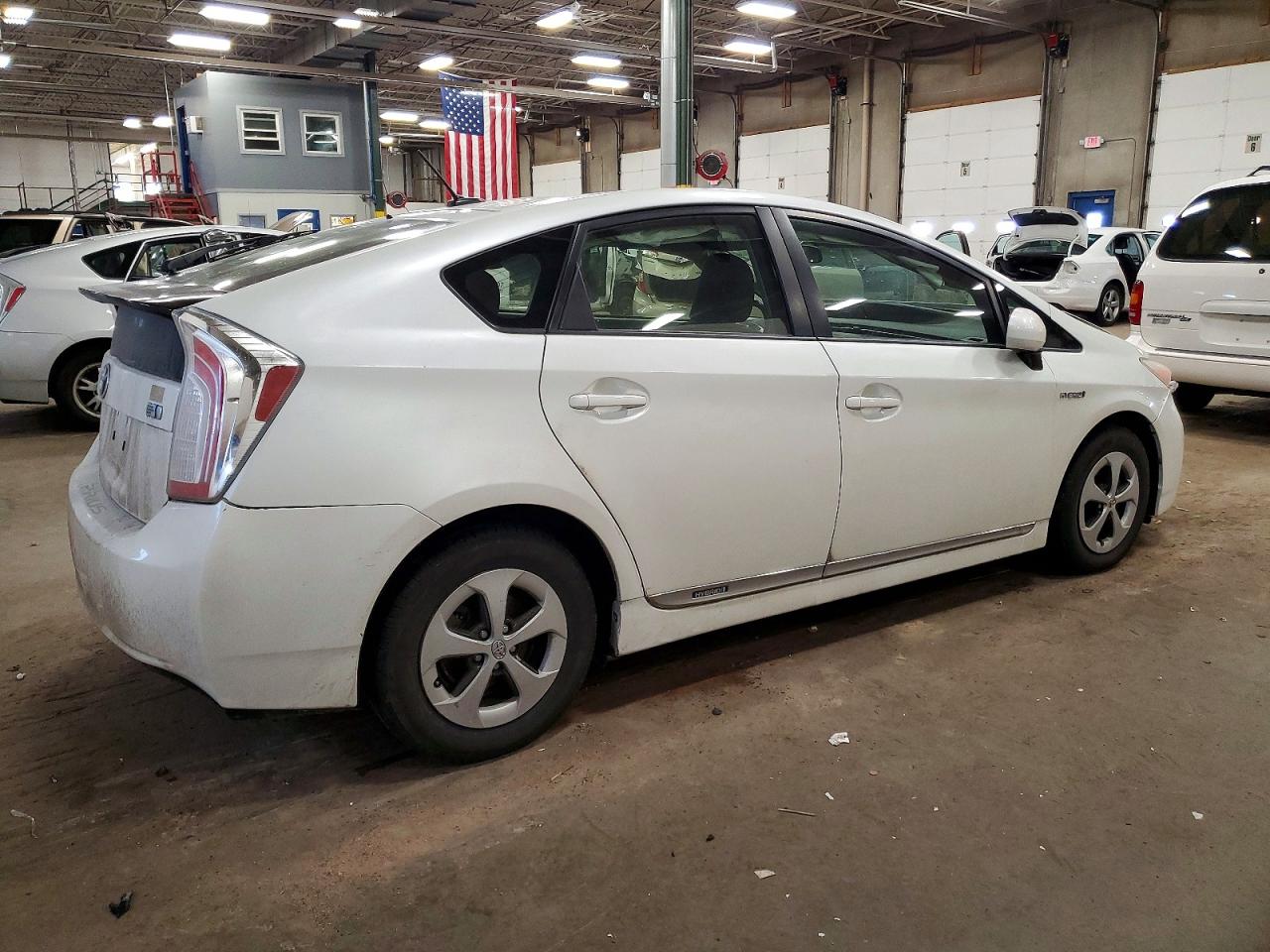 2014 TOYOTA PRIUS photo 5