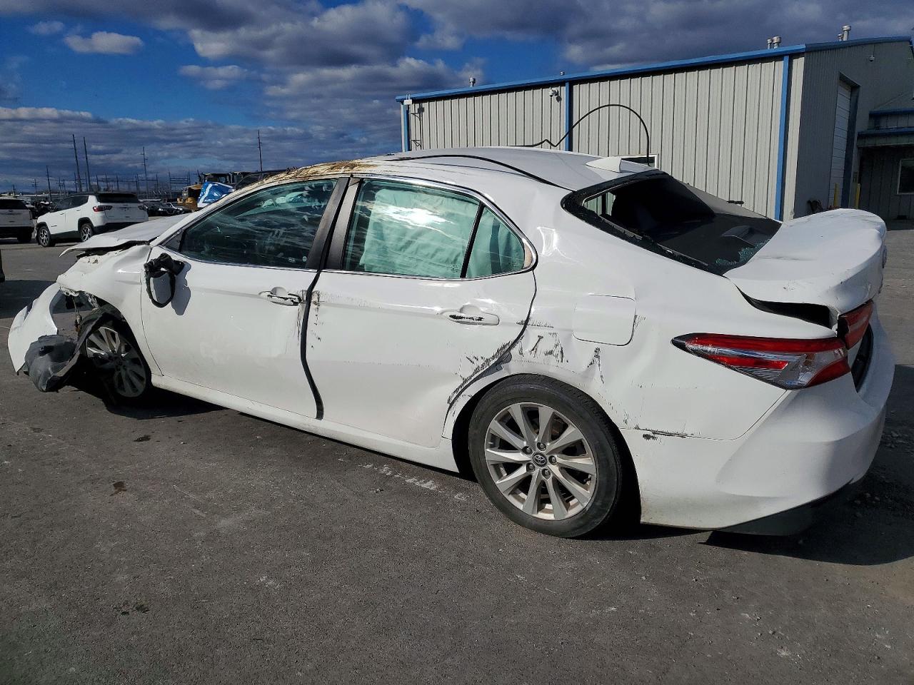 2020 TOYOTA CAMRY LE photo 3