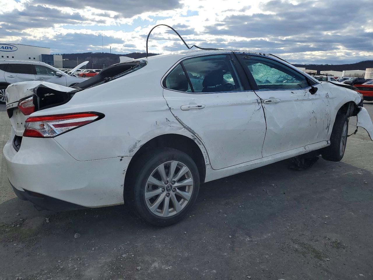 2020 TOYOTA CAMRY LE photo 5