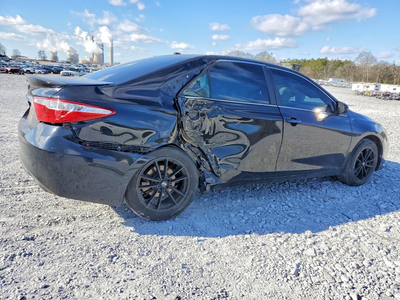 2015 TOYOTA CAMRY LE photo 5