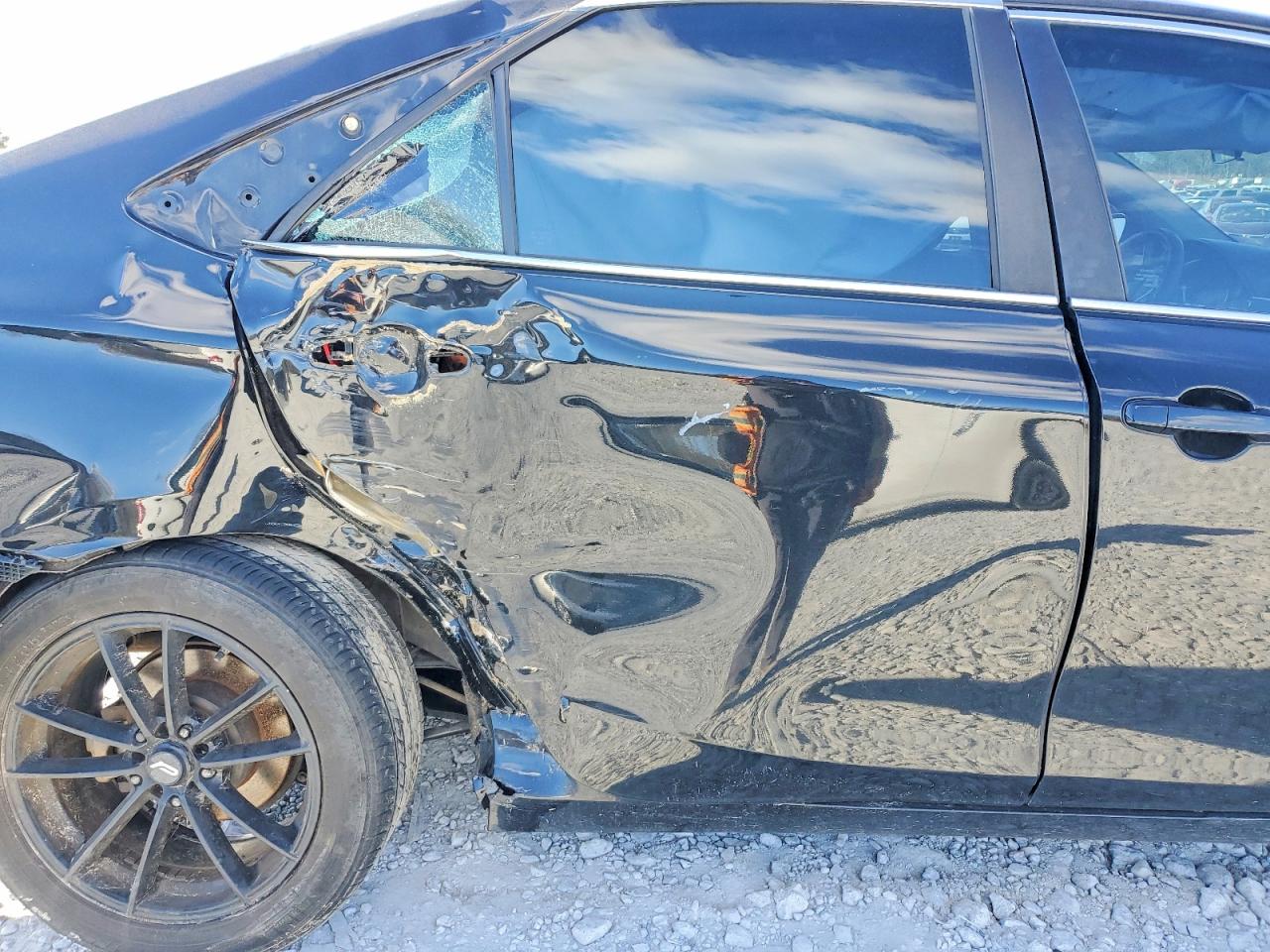 2015 TOYOTA CAMRY LE photo 19
