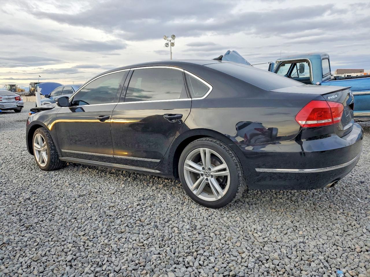 2014 VOLKSWAGEN PASSAT SEL photo 2