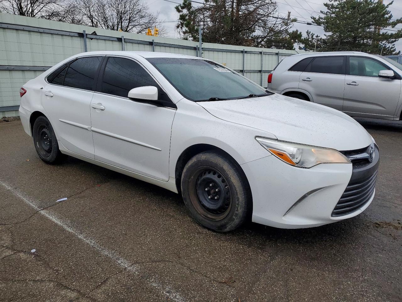 2017 TOYOTA CAMRY LE photo 4