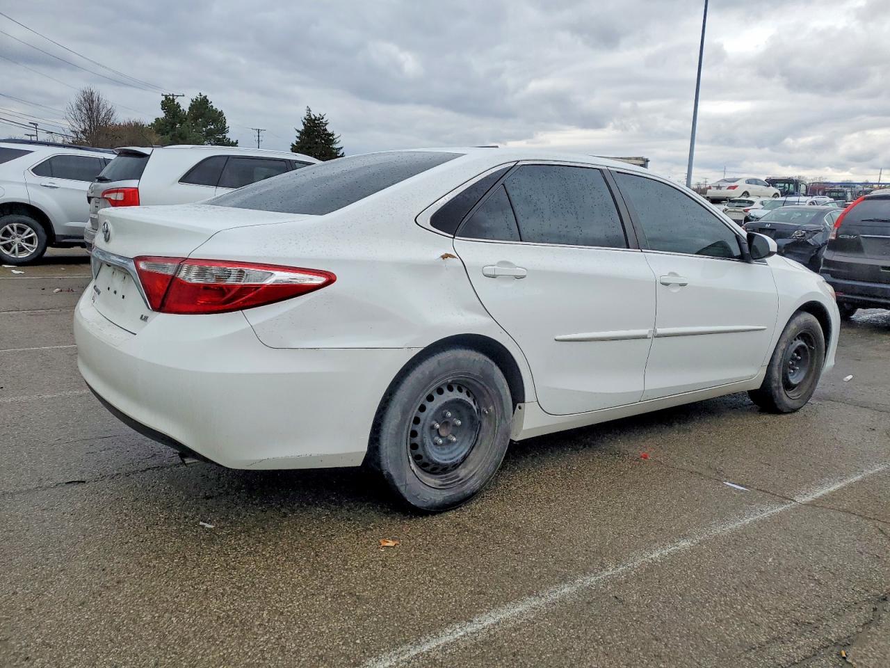 2017 TOYOTA CAMRY LE photo 3
