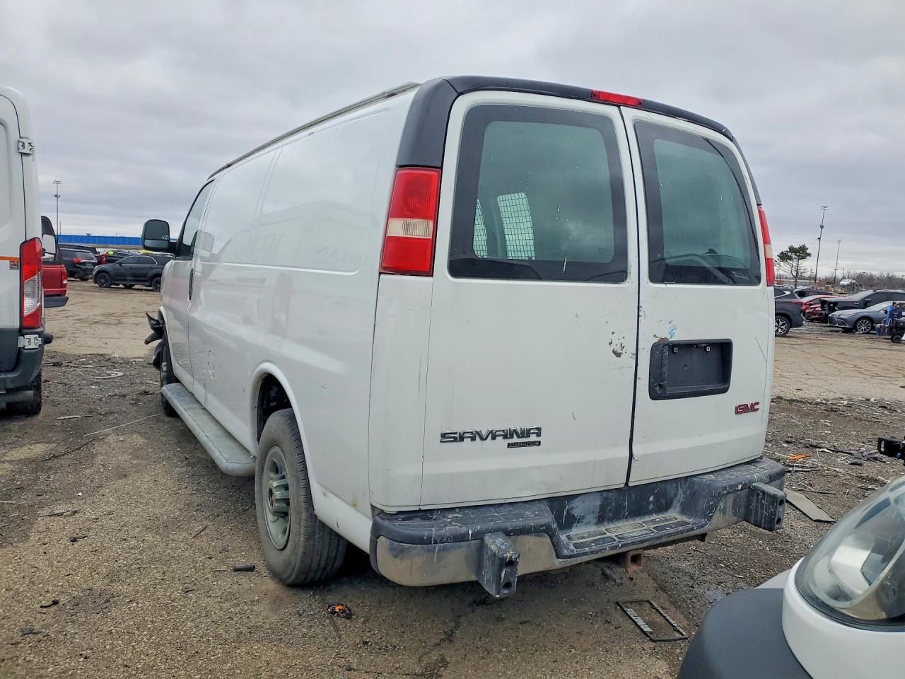 2014 GMC SAVANA photo 2