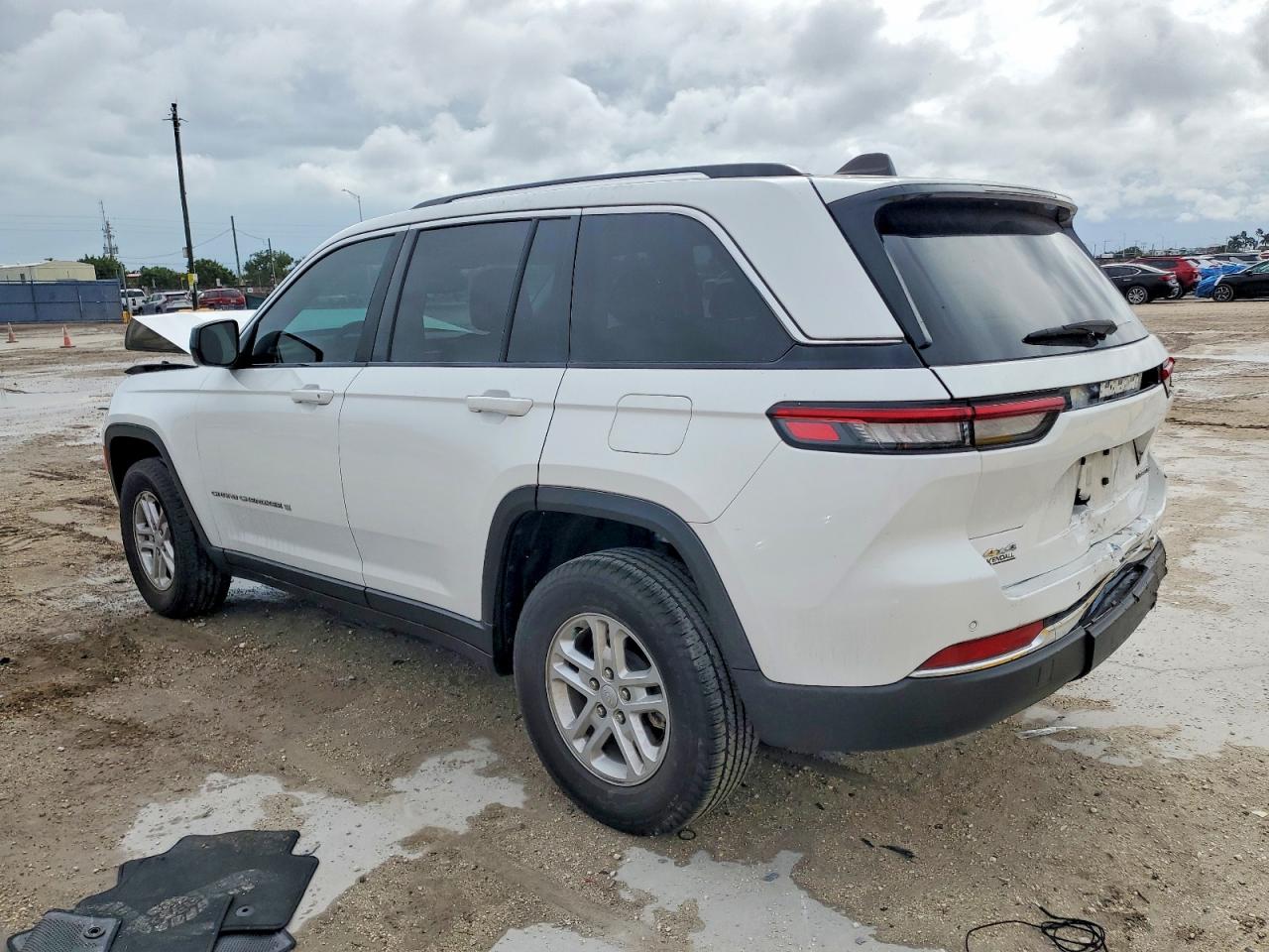 2023 JEEP GRAND CHEROKEE LAREDO photo 3