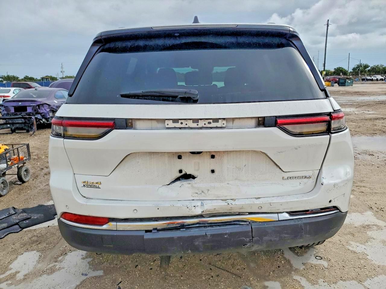 2023 JEEP GRAND CHEROKEE LAREDO photo 11