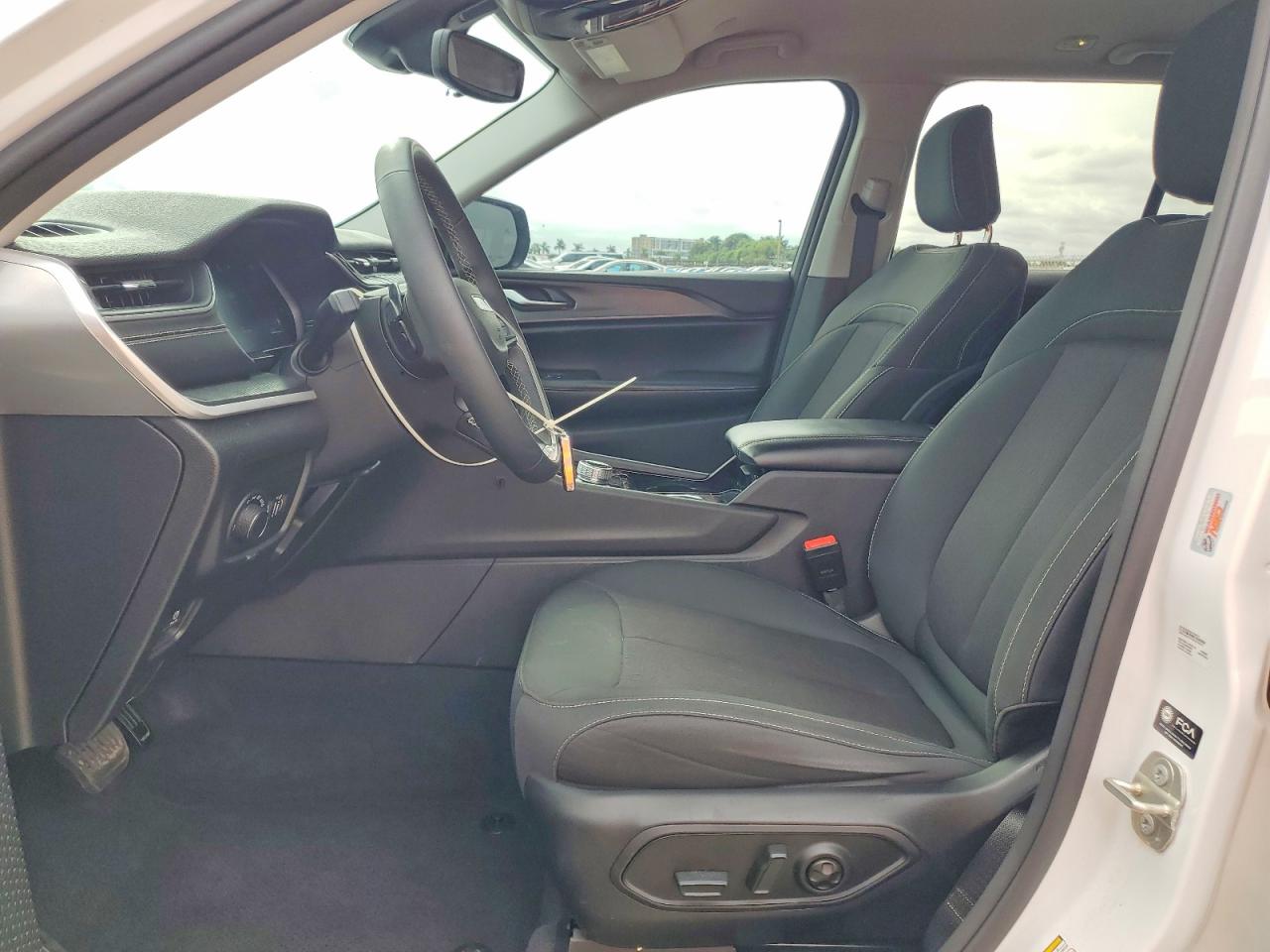 2023 JEEP GRAND CHEROKEE LAREDO photo 13