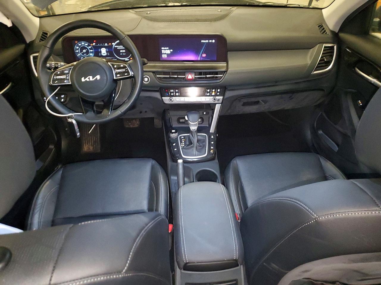 2025 KIA SELTOS EX photo 8