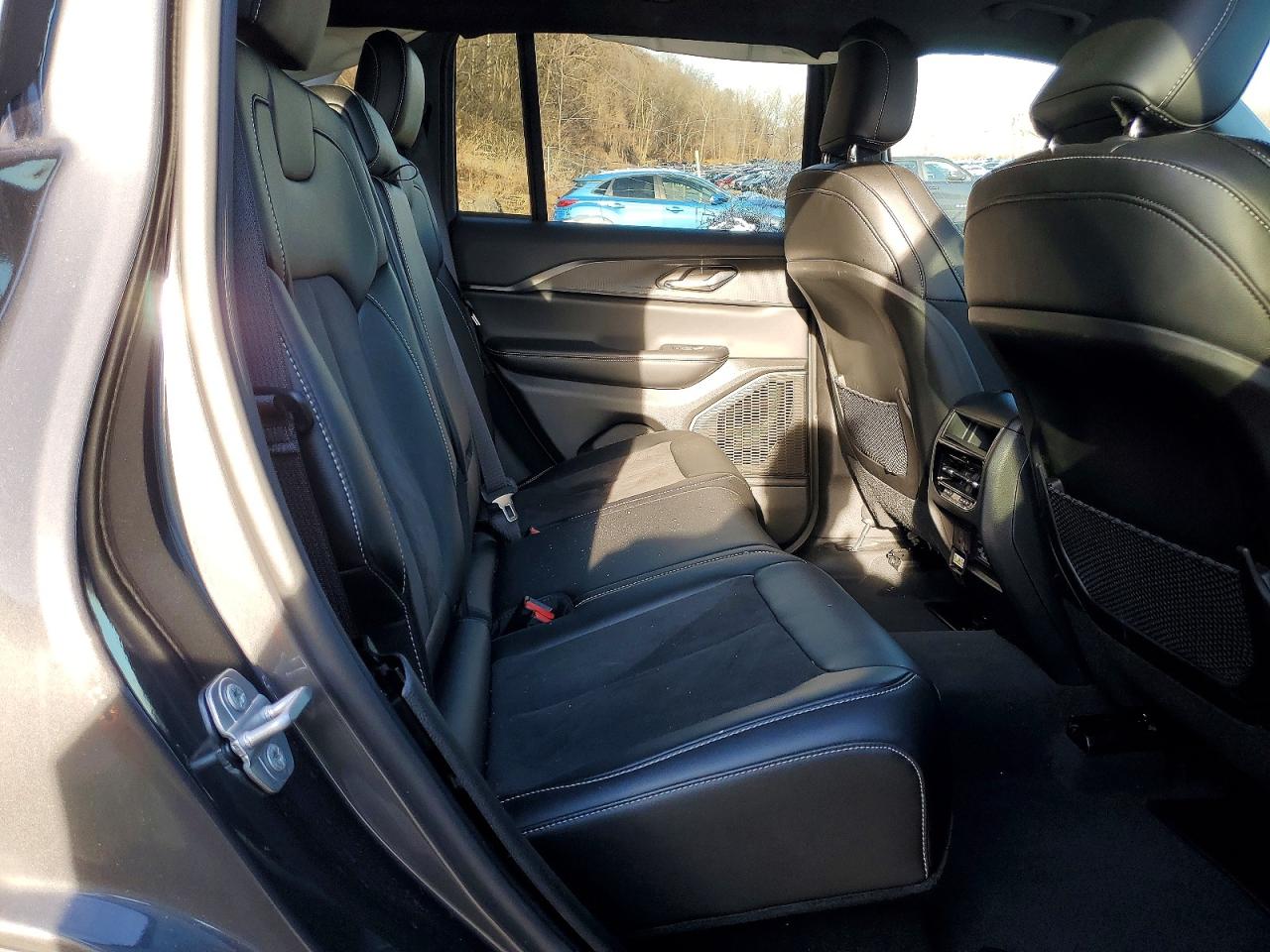 2024 JEEP GRAND CHEROKEE LAREDO photo 11