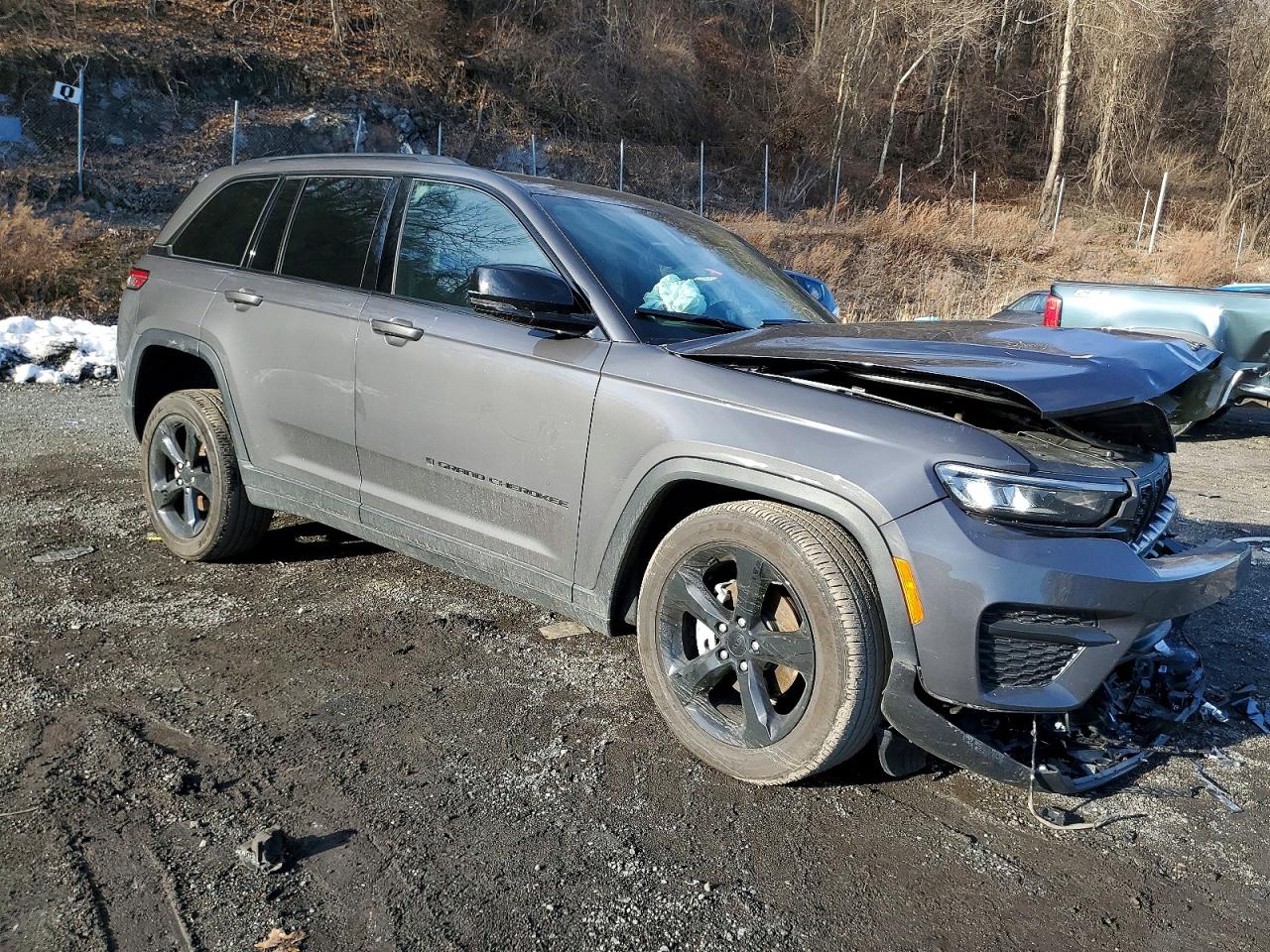 2024 JEEP GRAND CHEROKEE LAREDO photo 4