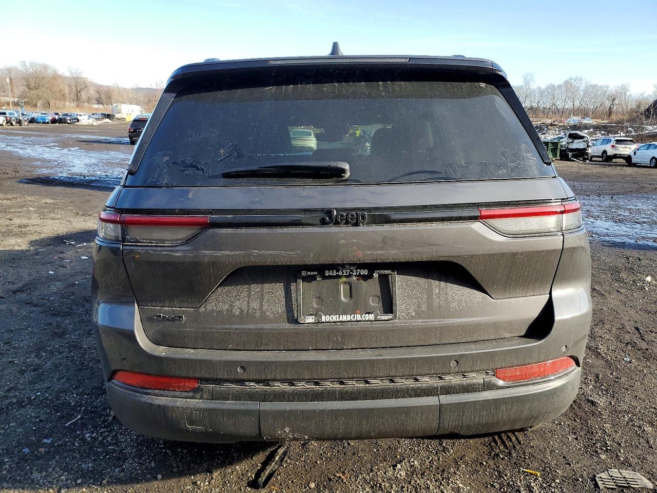 2024 JEEP GRAND CHEROKEE LAREDO photo 6