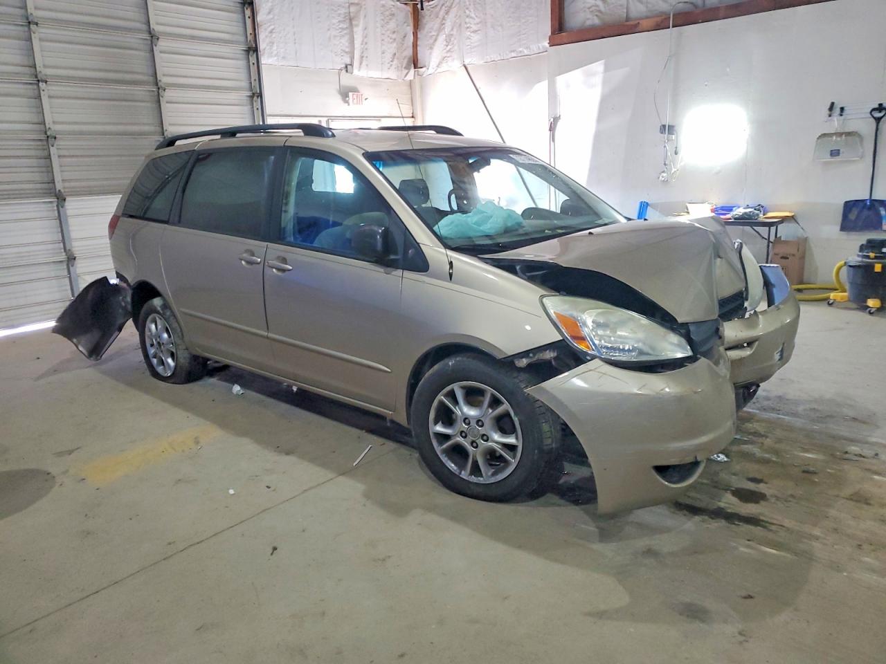 2004 TOYOTA SIENNA LE photo 10