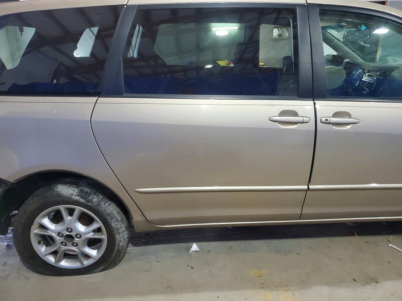 2004 TOYOTA SIENNA LE photo 31