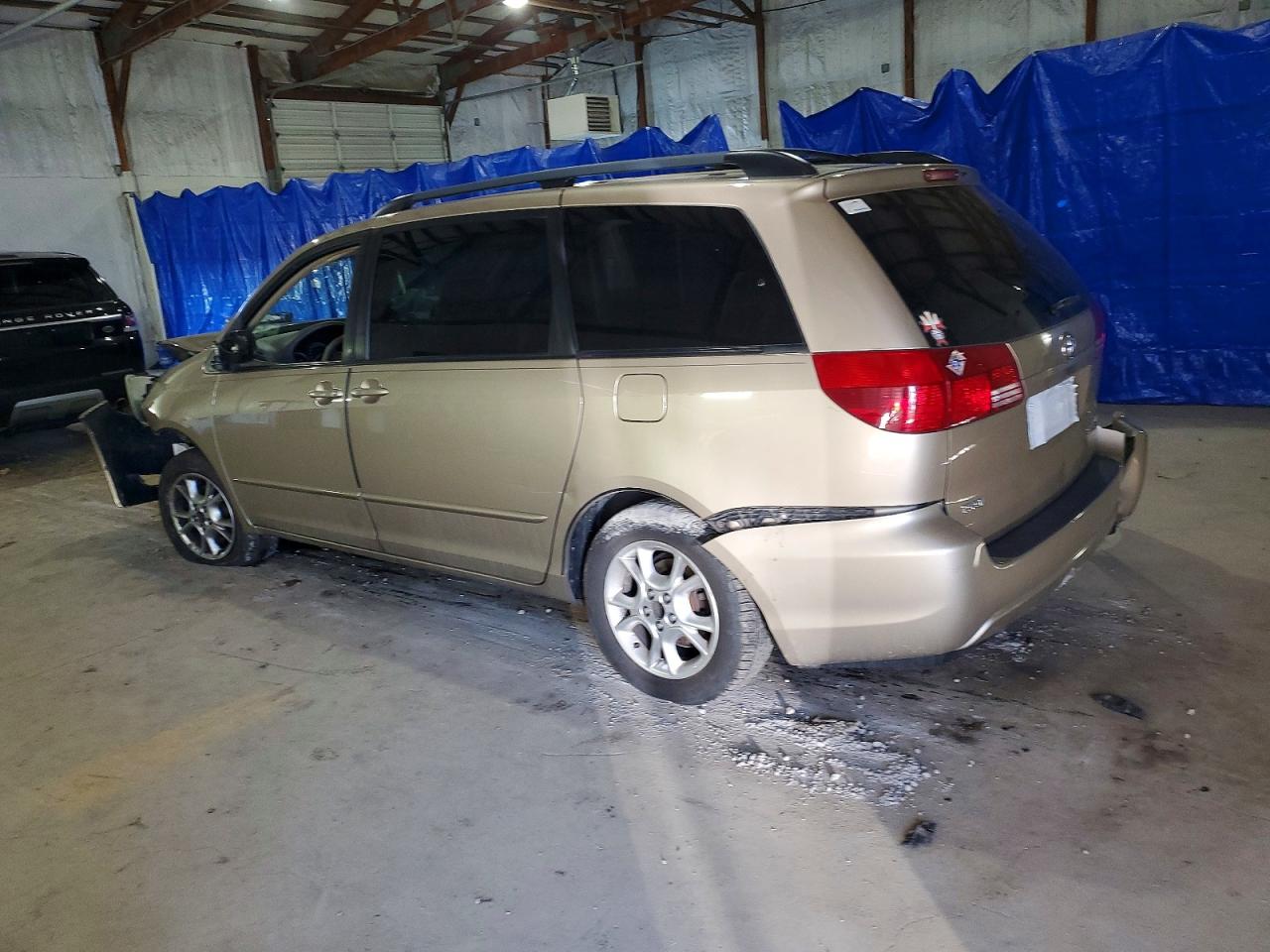 2004 TOYOTA SIENNA LE photo 4