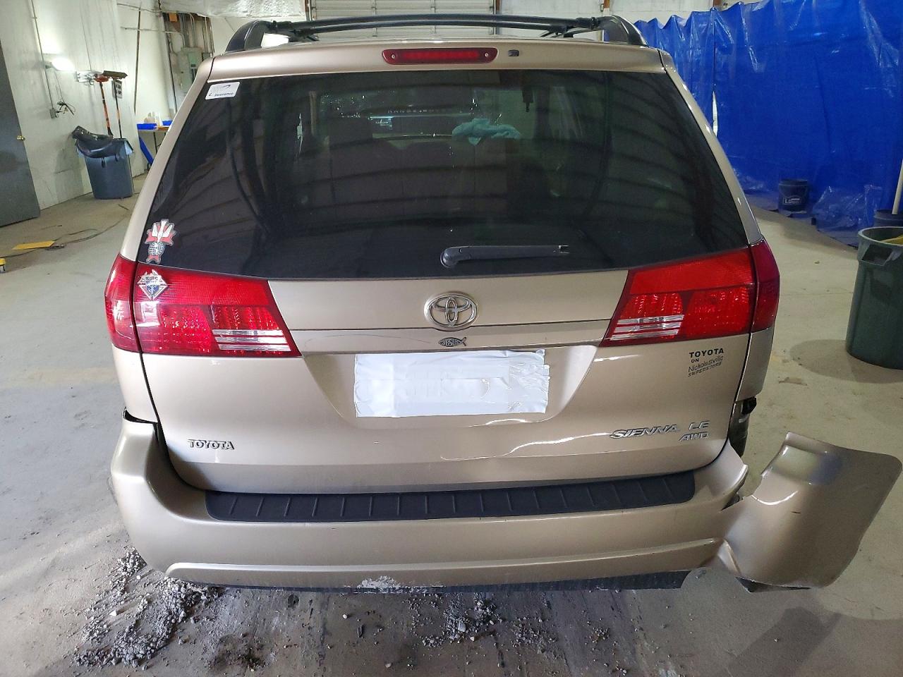 2004 TOYOTA SIENNA LE photo 16