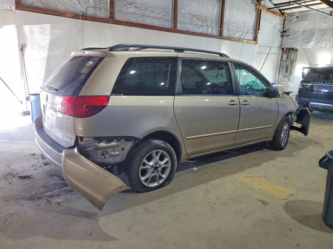 2004 TOYOTA SIENNA LE photo 7