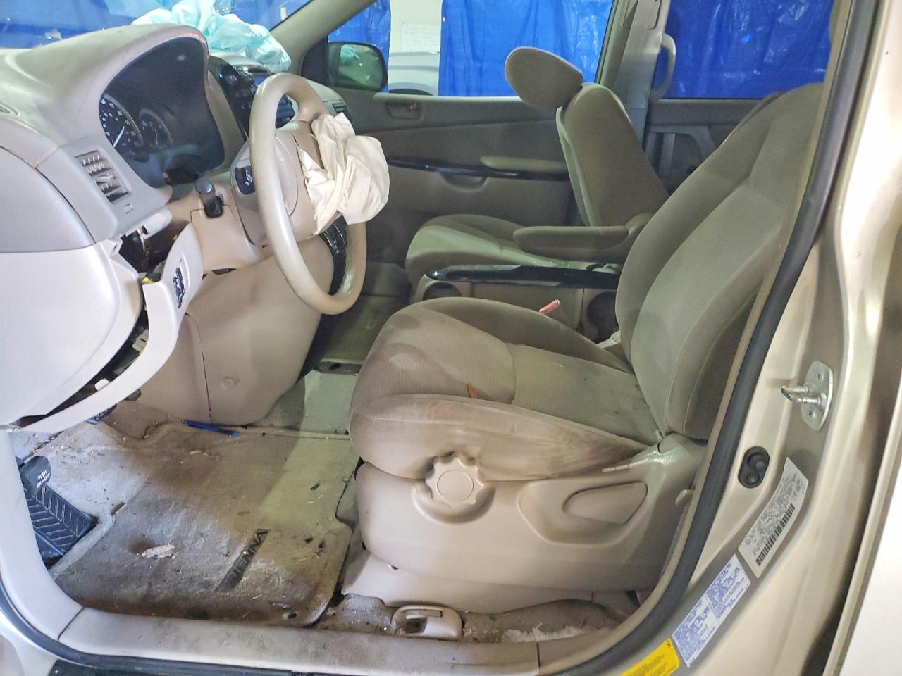 2004 TOYOTA SIENNA LE photo 19