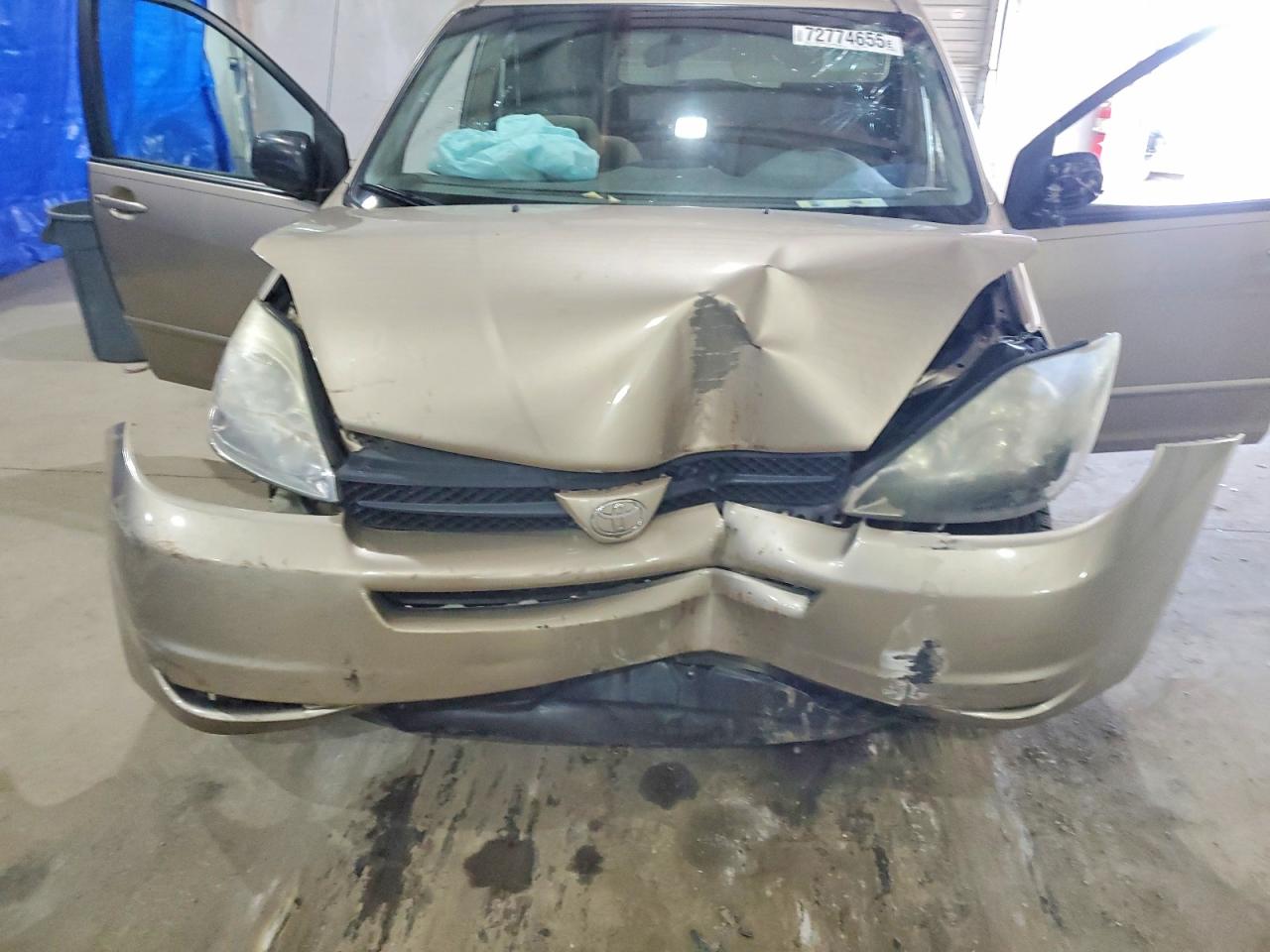 2004 TOYOTA SIENNA LE photo 34