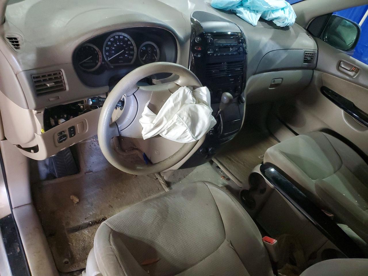 2004 TOYOTA SIENNA LE photo 22