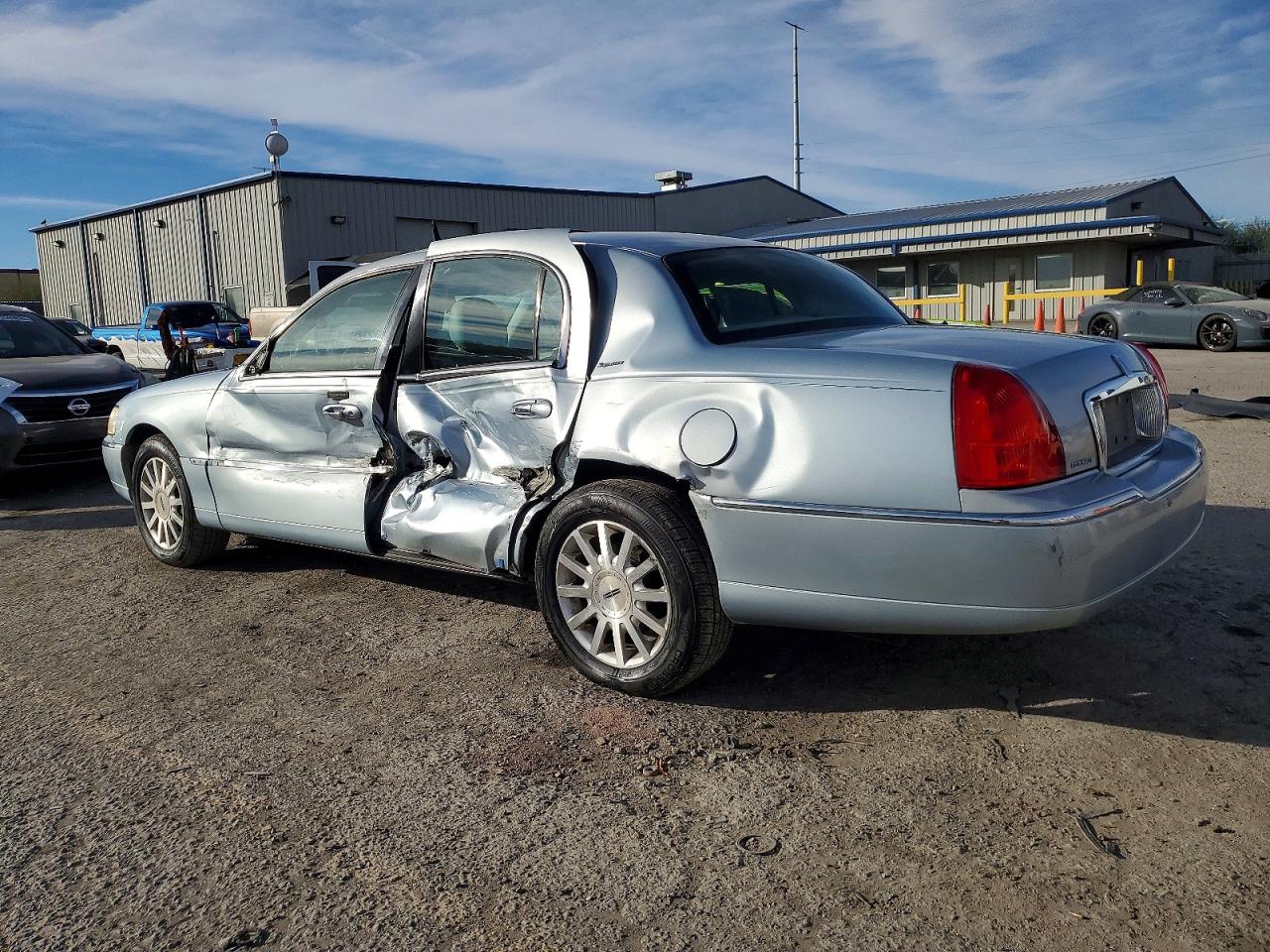 2006 LINCOLN TOWN CAR SIGNATURE photo 3