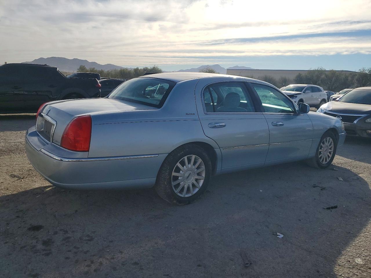 2006 LINCOLN TOWN CAR SIGNATURE photo 5
